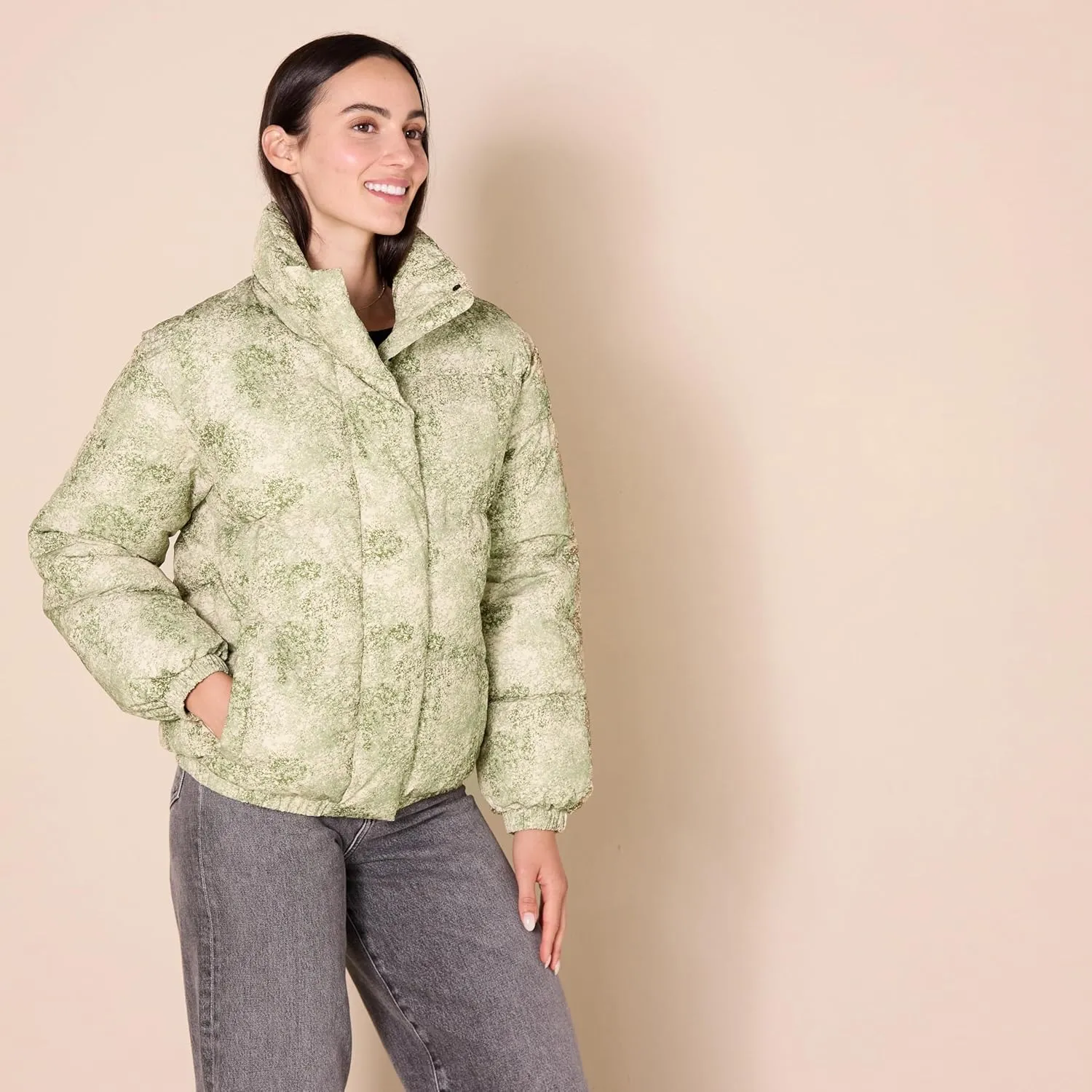 Amazon Essentials Women's Relaxed-Fit Mock-Neck Short Puffer Jacket (Available in Plus Size) (Previously Daily Ritual)