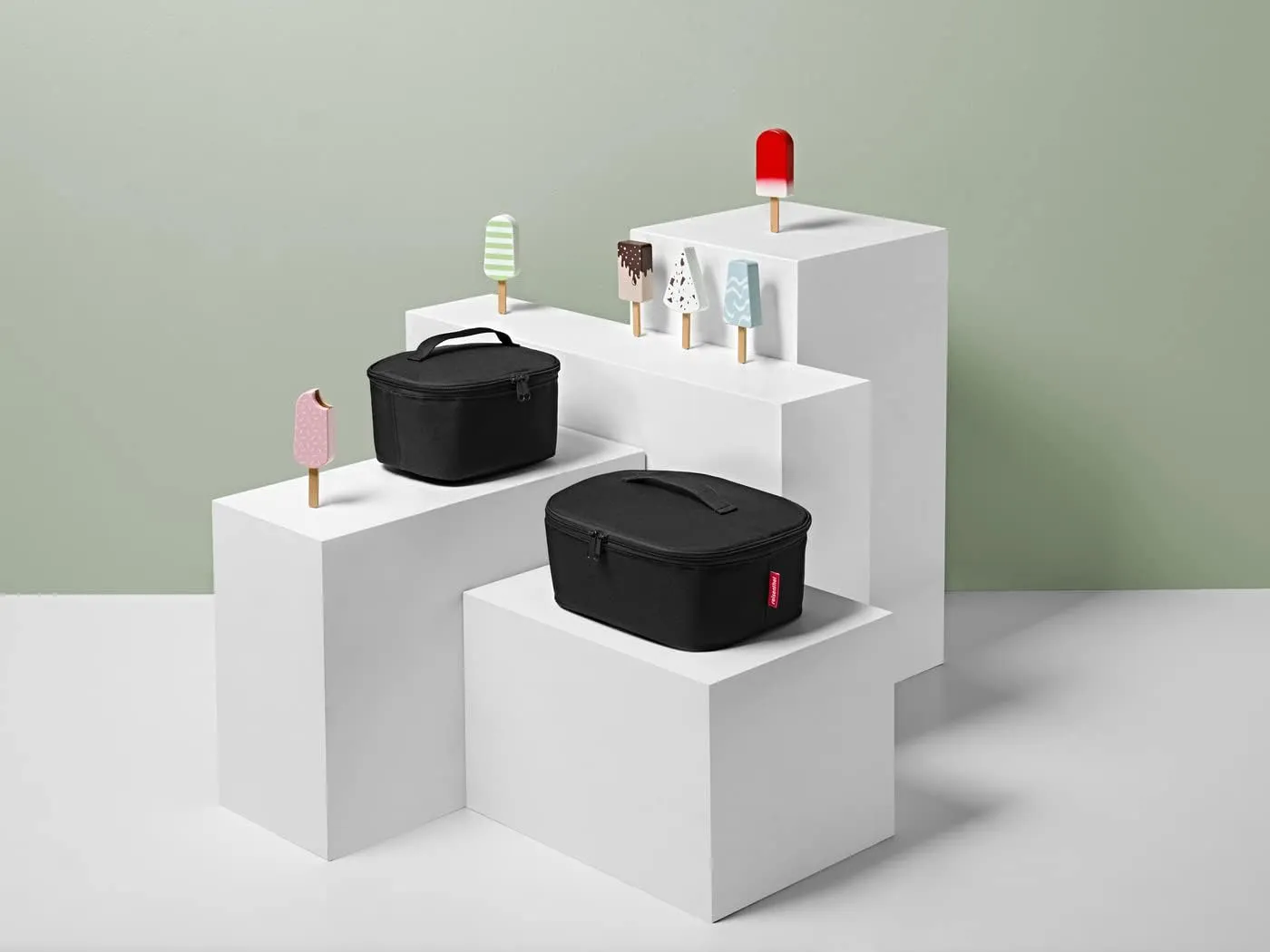 reisenthel coolerbag M Pocket Black - Cooler Bag Made of Polyester Fabric - Ideal for The Picnic, Shopping and on The Road
